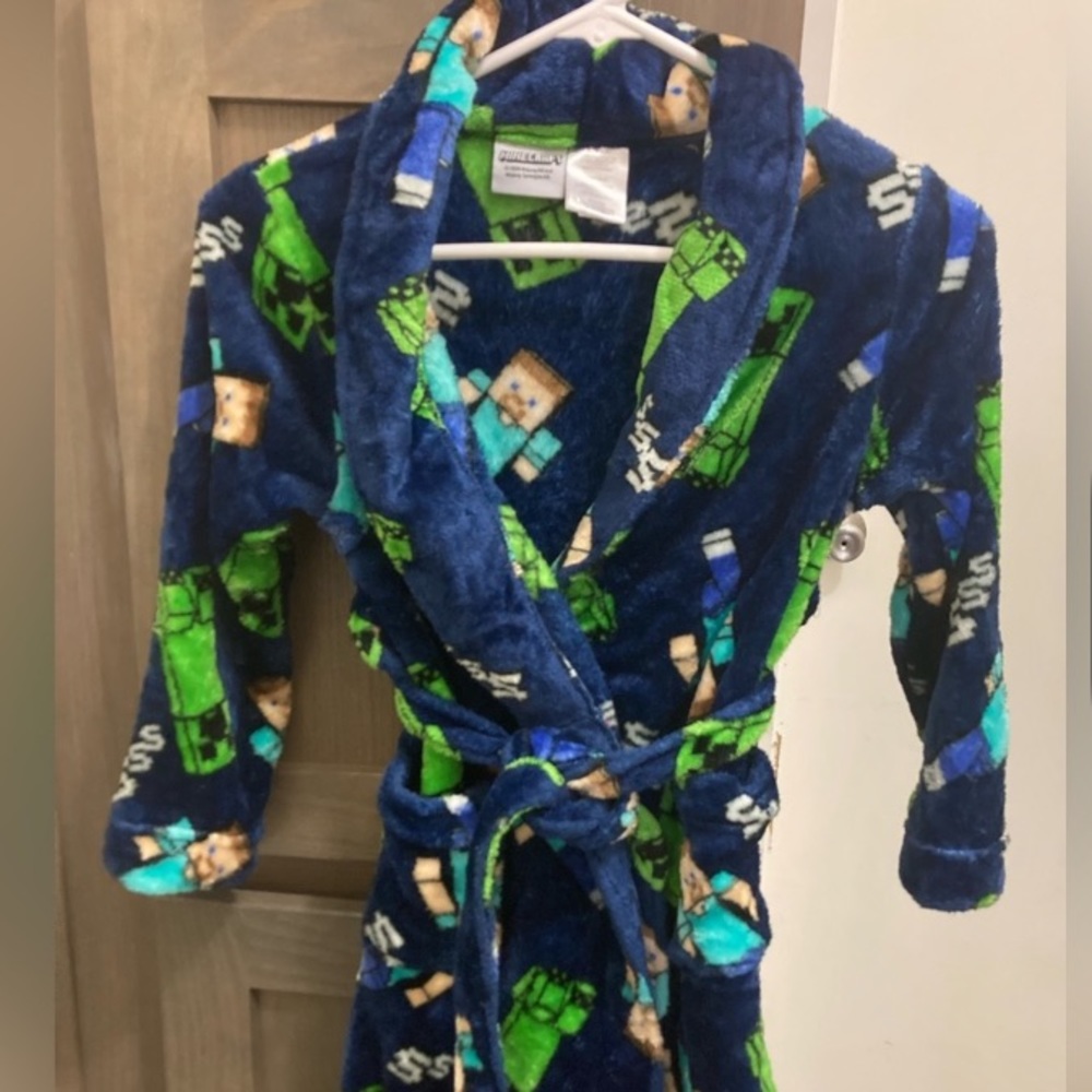 Minecraft robe- Boys 8. Adorable!